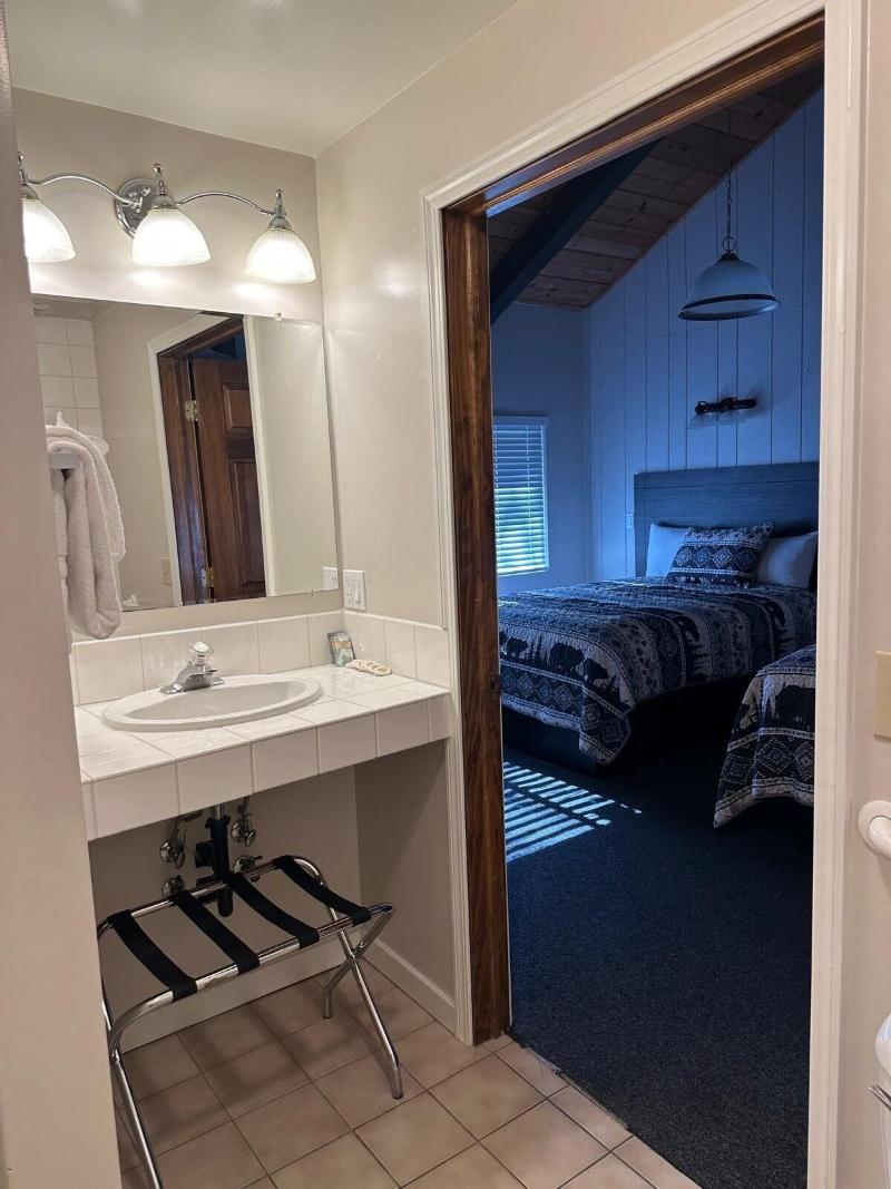 Lee Vining Motel image