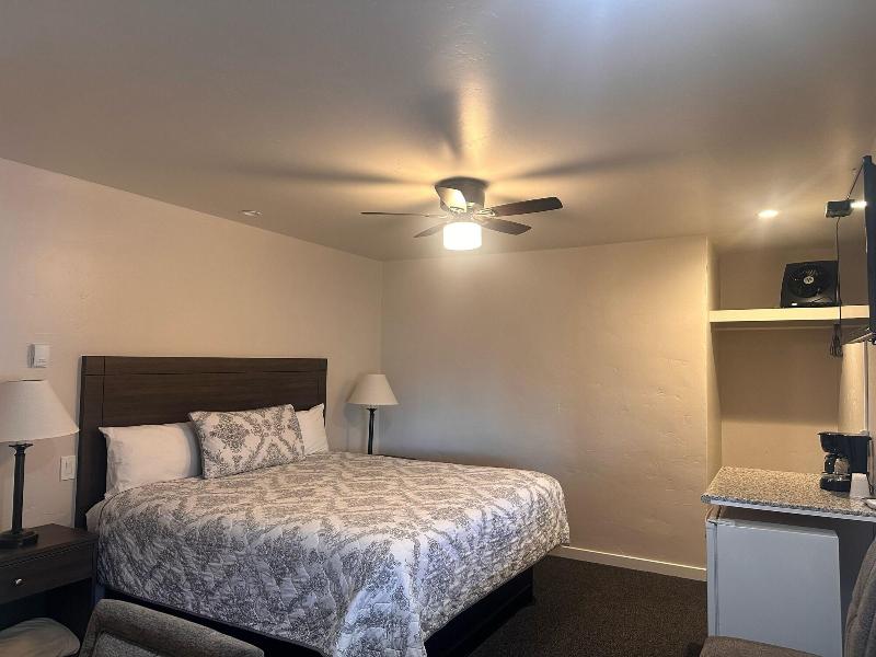 Lee Vining Motel image