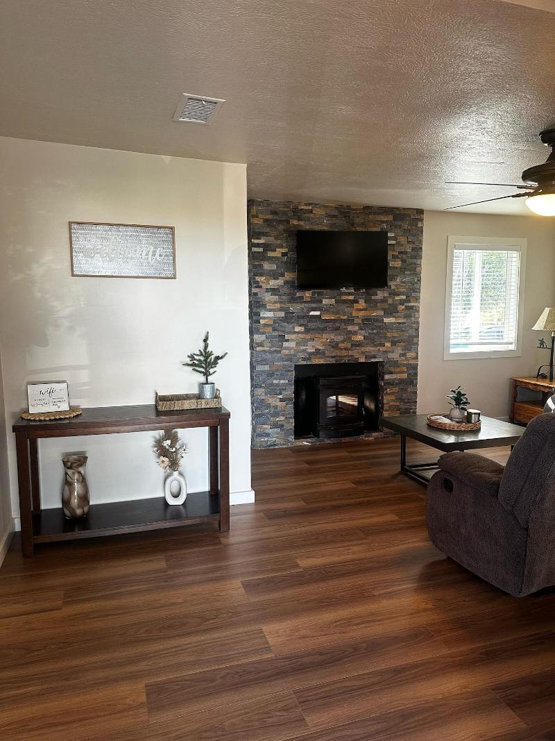 Lee Vining Motel image