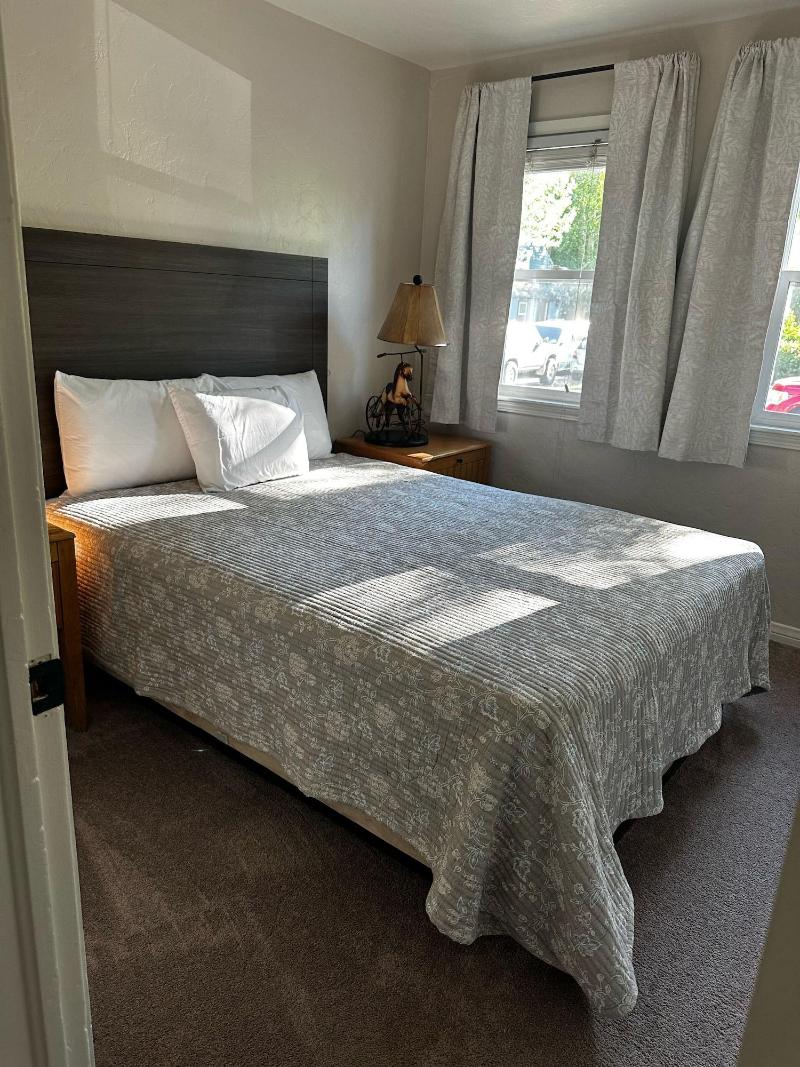 Lee Vining Motel image