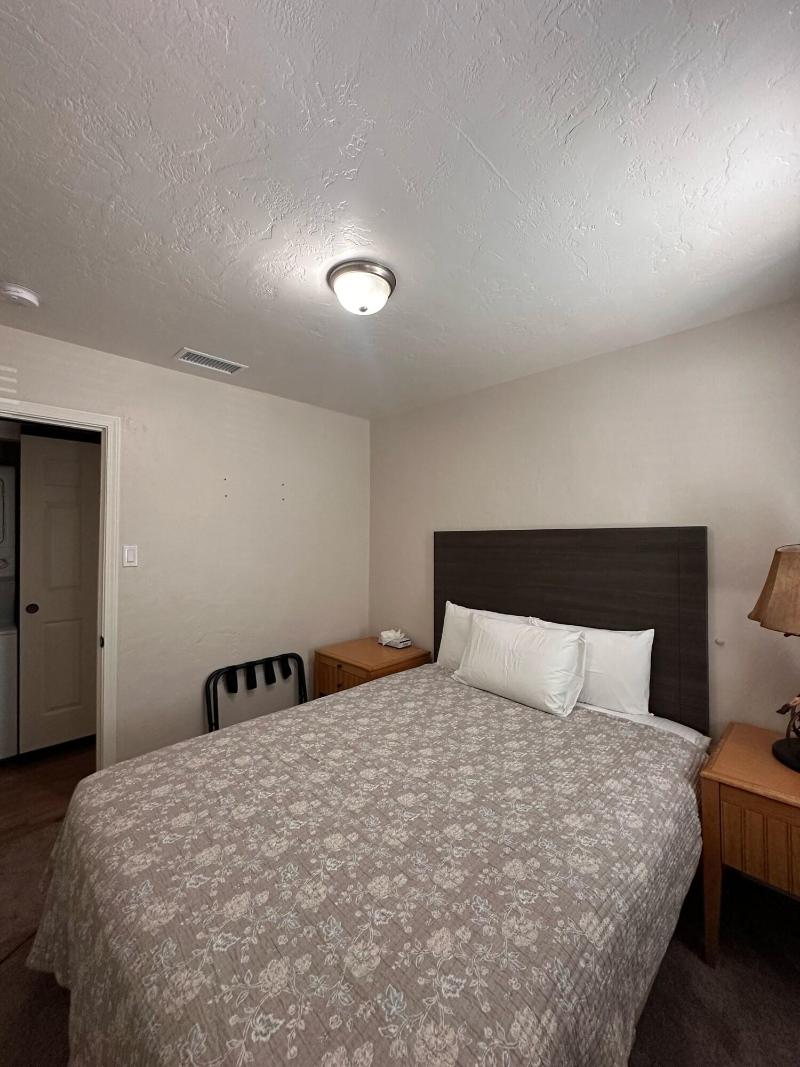 Lee Vining Motel image