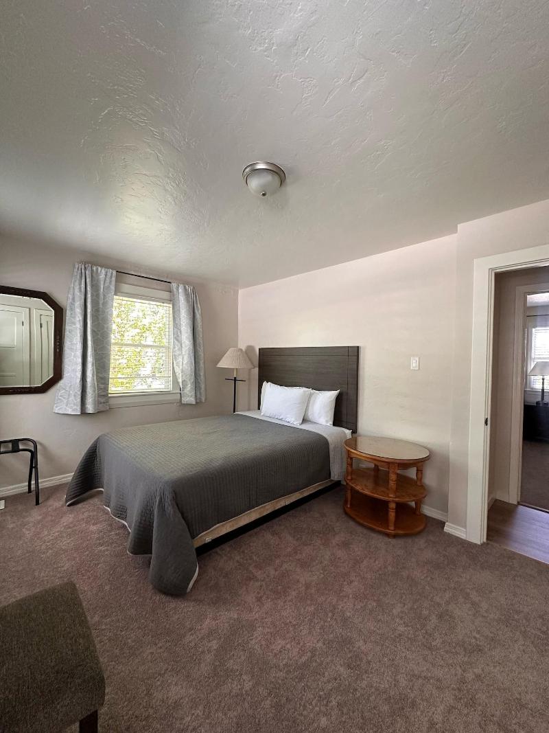 Lee Vining Motel image