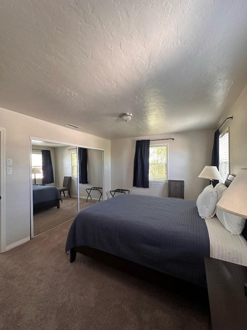 Lee Vining Motel image