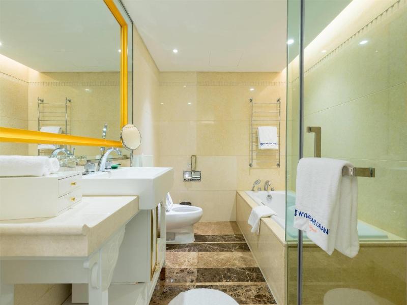 Wyndham Grand Plaza Royale Ningbo image