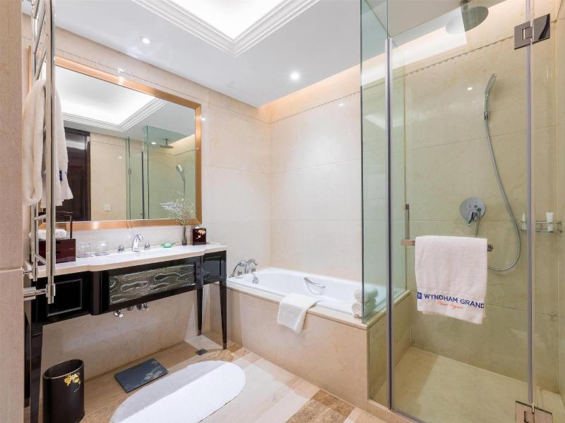 Wyndham Grand Plaza Royale Ningbo image