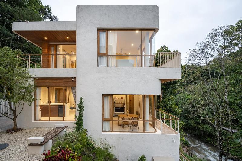 Taryn Tara Cafe And Stay By Zuzu