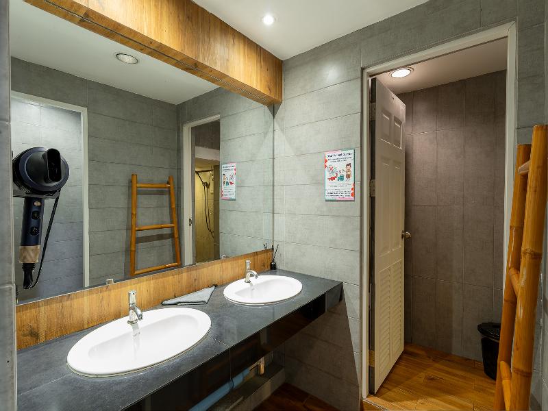 Ashi Poshtel By Zuzu image