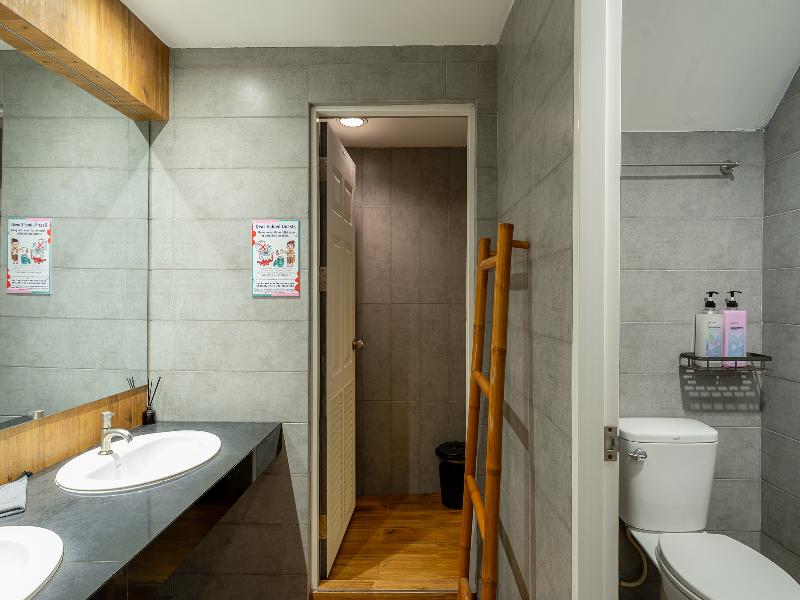 Ashi Poshtel By Zuzu image
