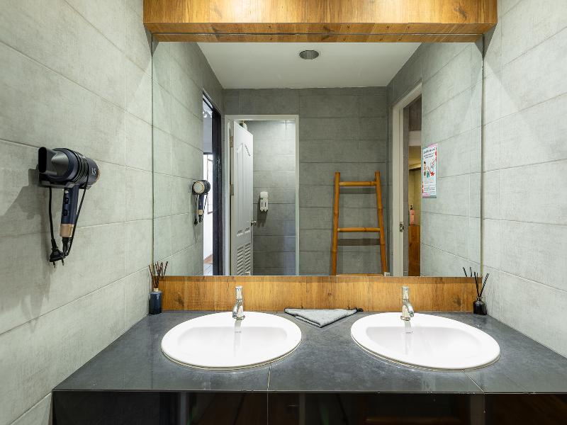 Ashi Poshtel By Zuzu image