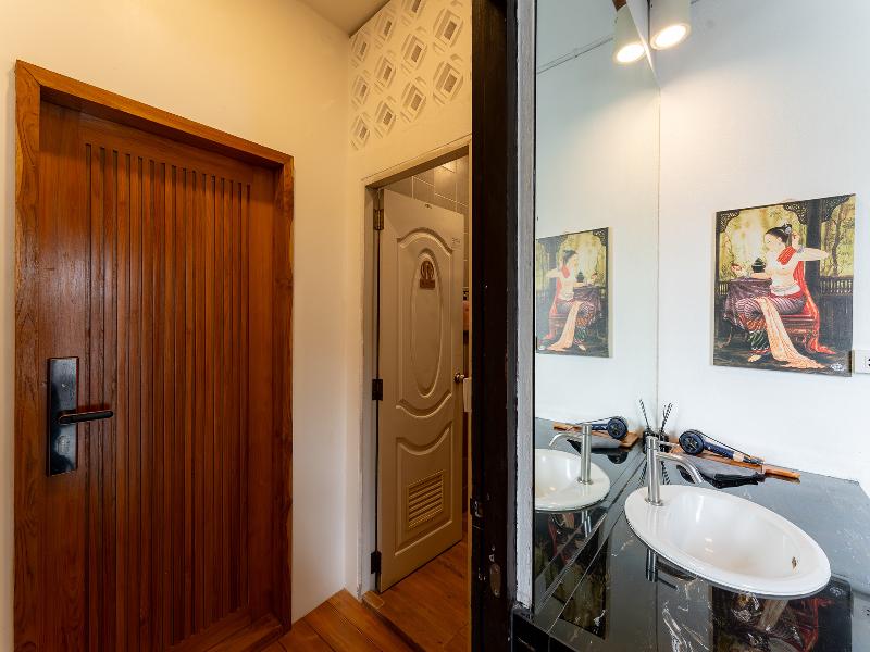 Ashi Poshtel By Zuzu image