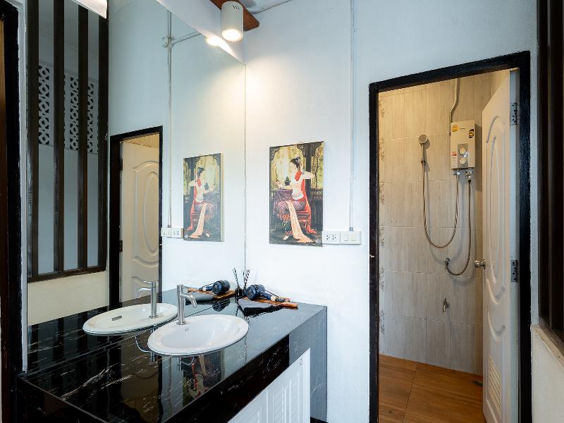 Ashi Poshtel By Zuzu image