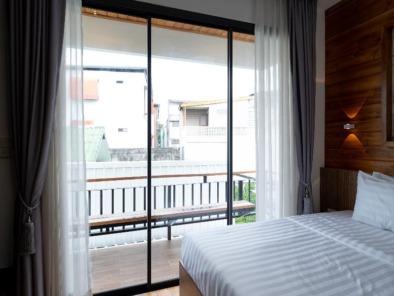 Ashi Poshtel By Zuzu image