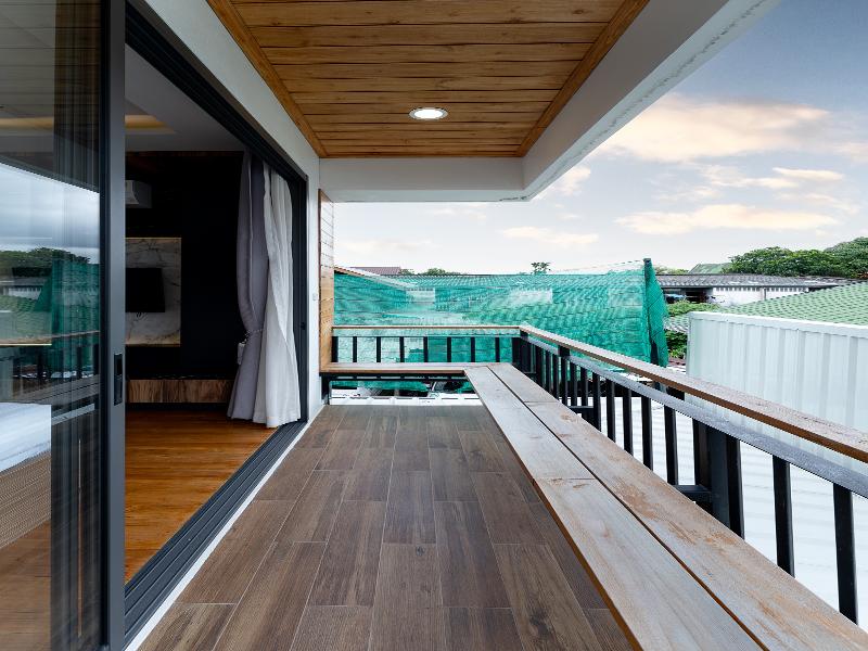 Ashi Poshtel By Zuzu image