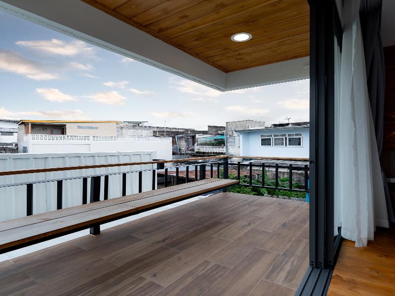 Ashi Poshtel By Zuzu image