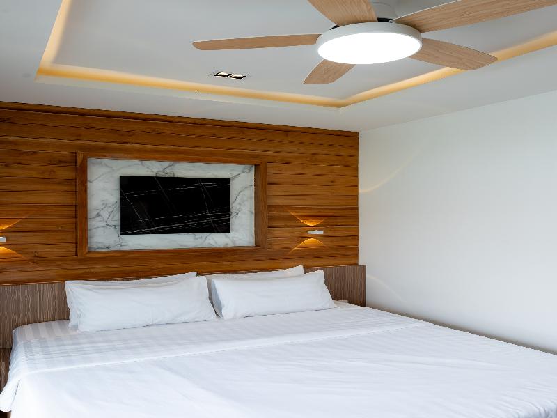 Ashi Poshtel By Zuzu image