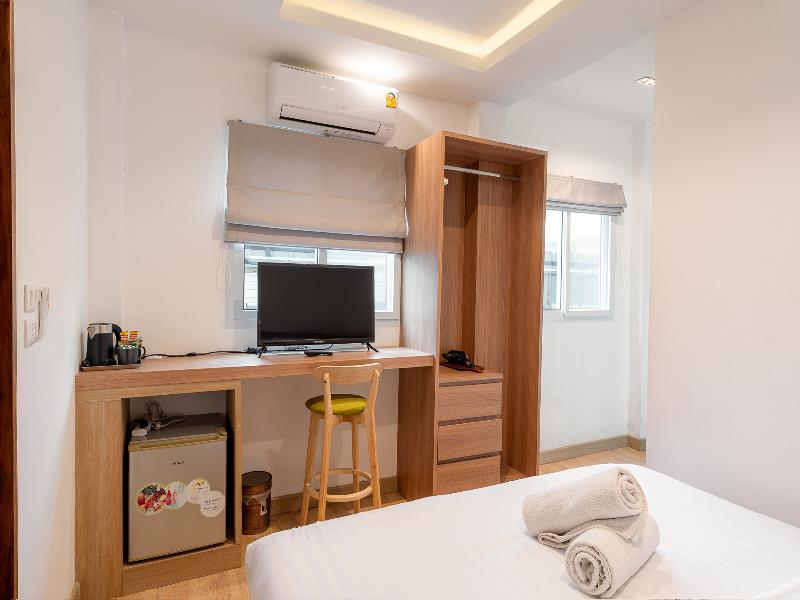 Ashi Poshtel By Zuzu image