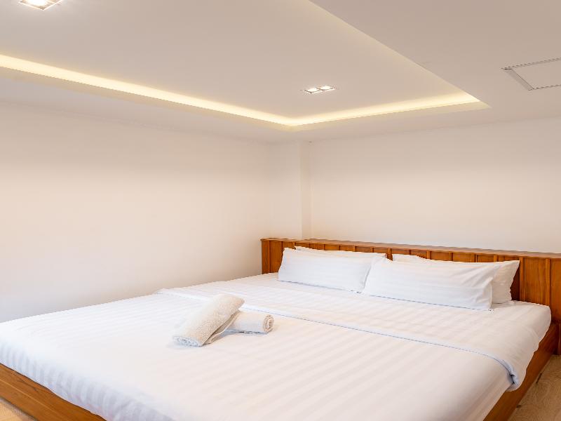 Ashi Poshtel By Zuzu image