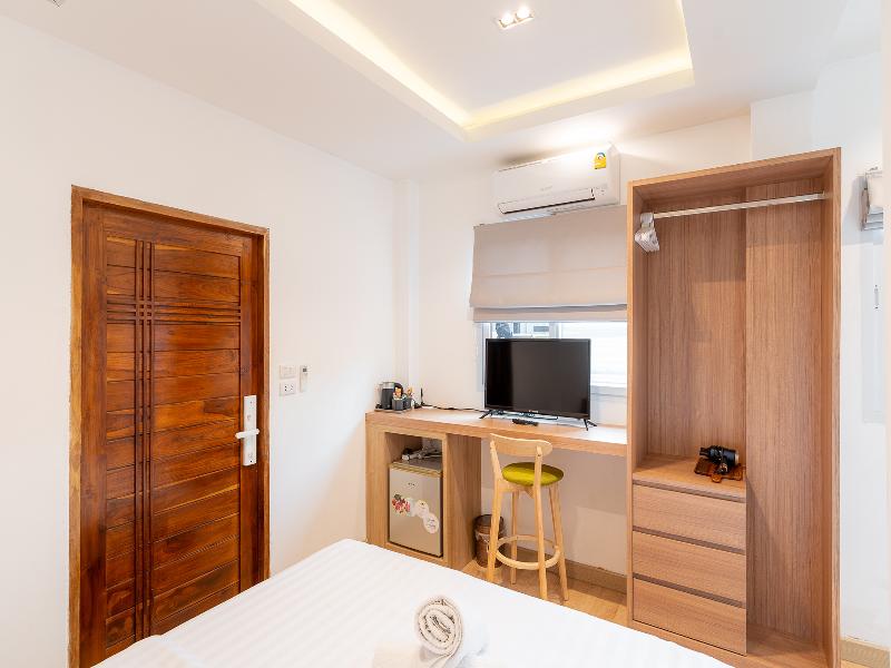 Ashi Poshtel By Zuzu image