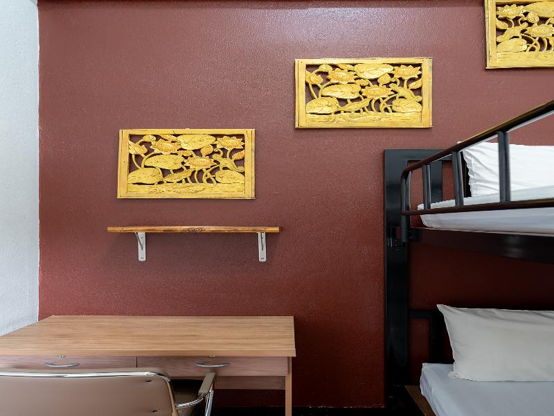 Ashi Poshtel By Zuzu image