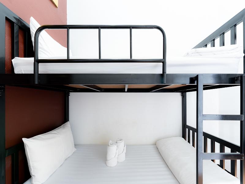 Ashi Poshtel By Zuzu image