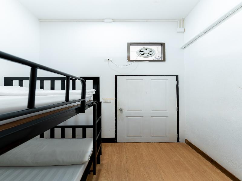 Ashi Poshtel By Zuzu image