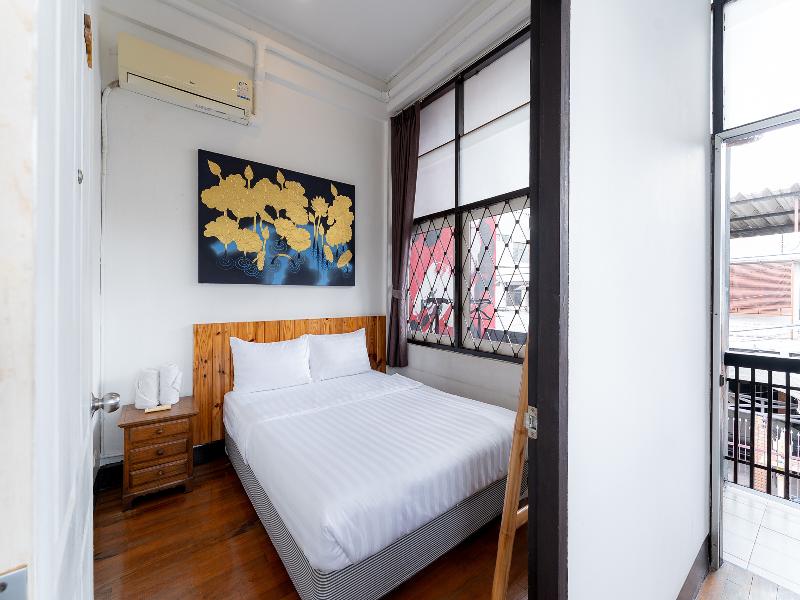 Ashi Poshtel By Zuzu image