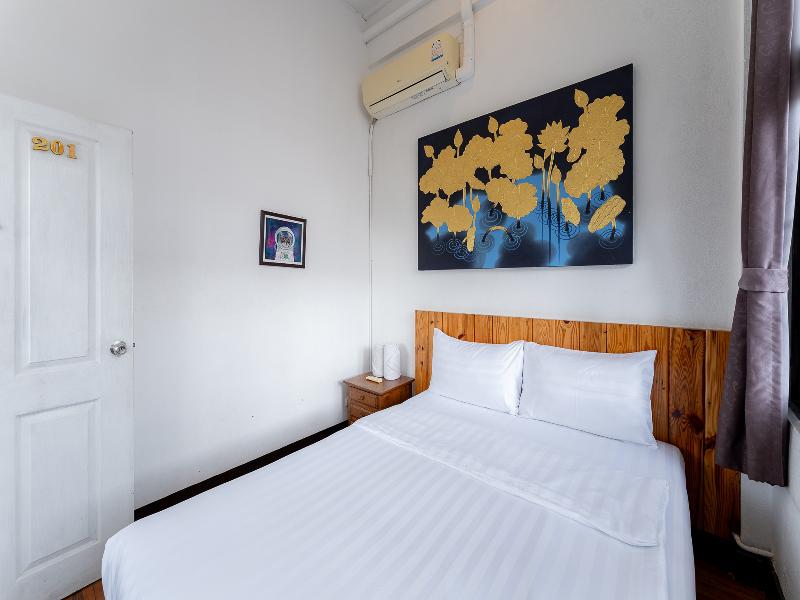 Ashi Poshtel By Zuzu image