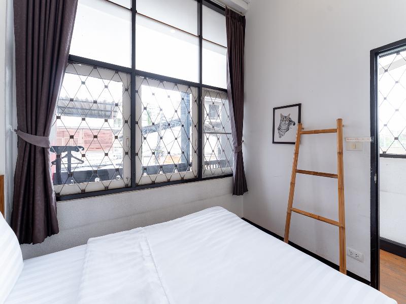 Ashi Poshtel By Zuzu image
