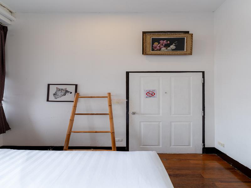Ashi Poshtel By Zuzu image