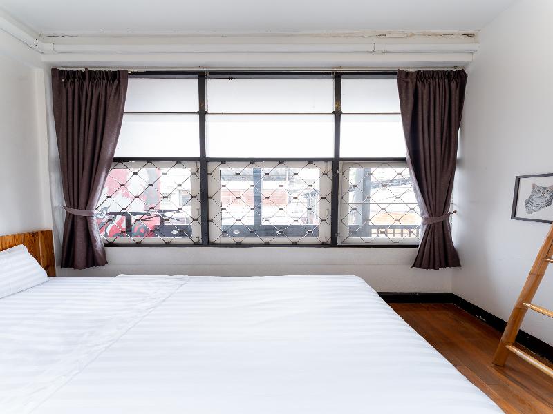 Ashi Poshtel By Zuzu image
