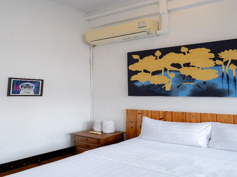 Ashi Poshtel By Zuzu image