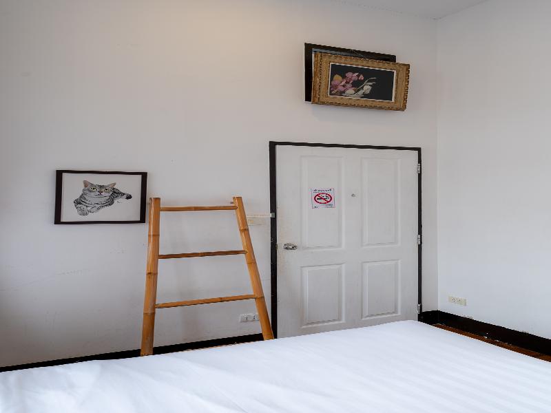 Ashi Poshtel By Zuzu image