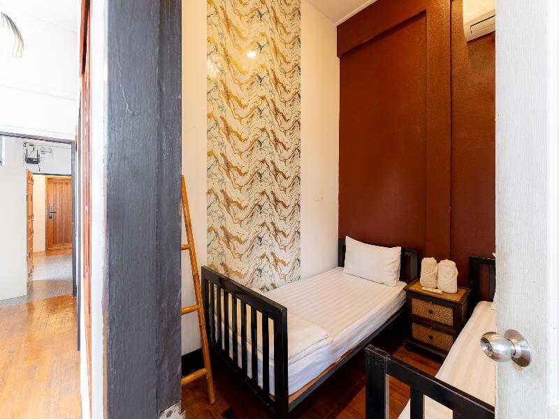 Ashi Poshtel By Zuzu image