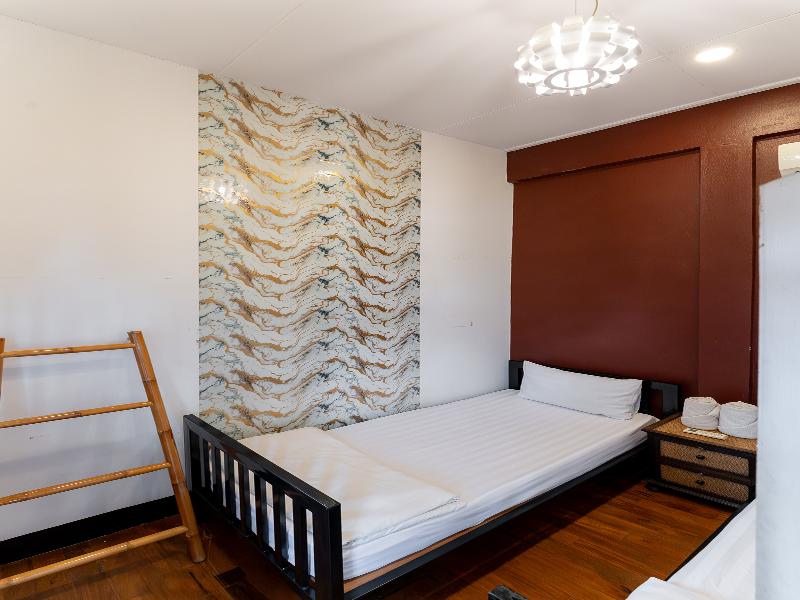 Ashi Poshtel By Zuzu image