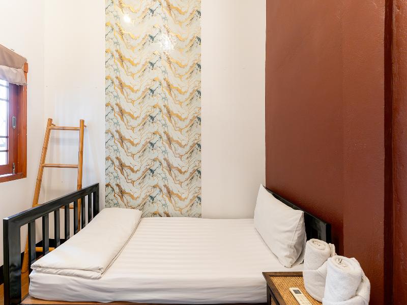 Ashi Poshtel By Zuzu image