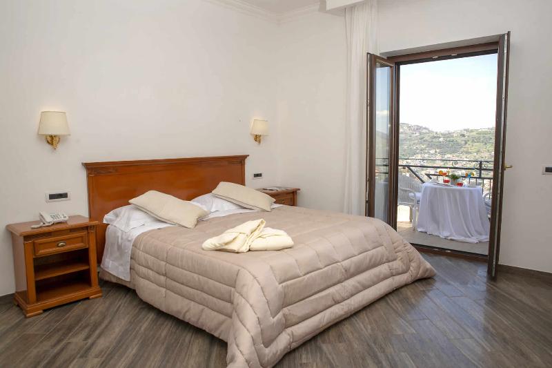 Villa Donna Carmela image