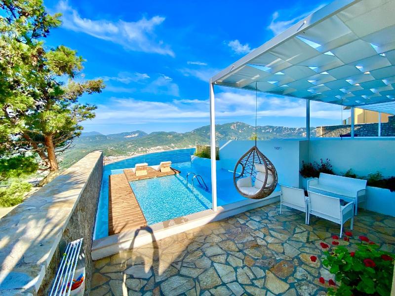 Zeus Throne Suites image
