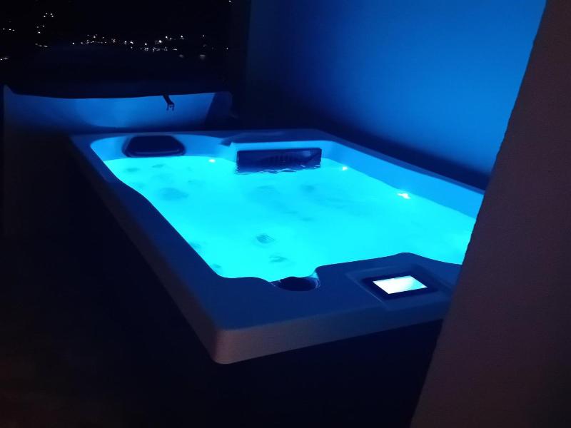 Zeus Throne Suites image