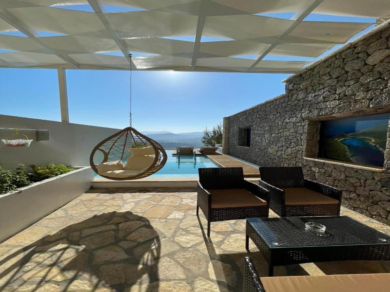 Zeus Throne Suites image
