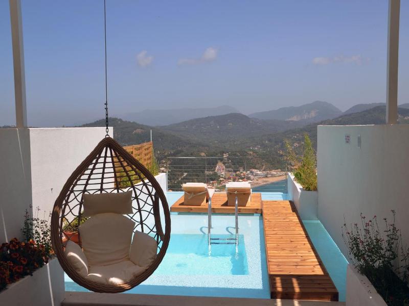 Zeus Throne Suites image