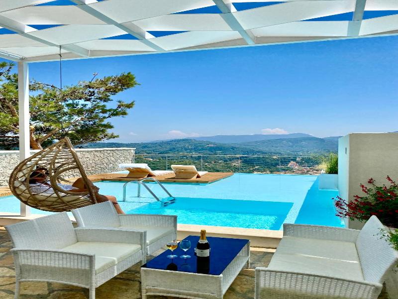 Zeus Throne Suites image