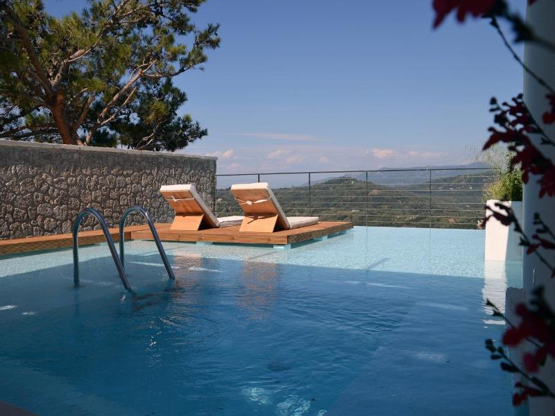 Zeus Throne Suites image