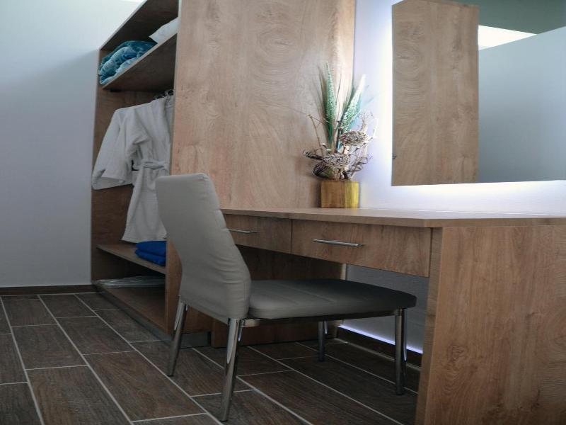 Zeus Throne Suites image