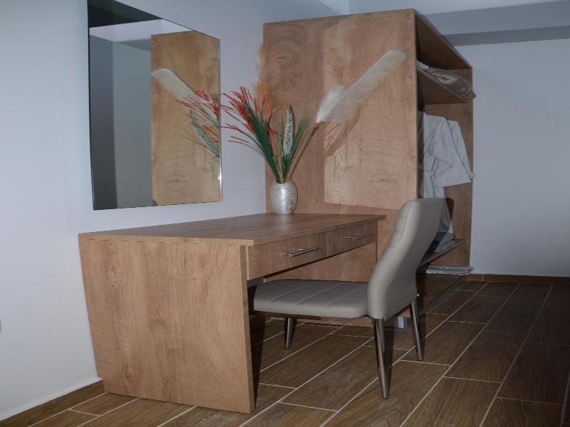 Zeus Throne Suites image
