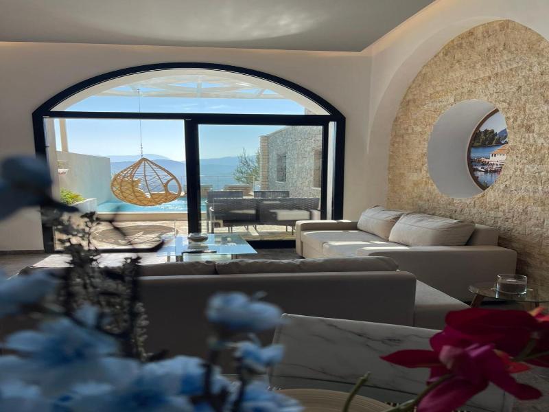 Zeus Throne Suites image