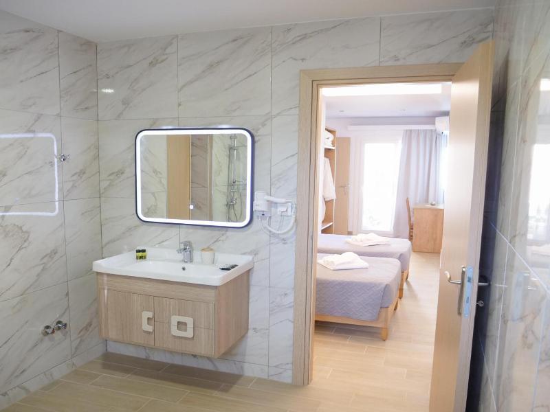 Zeus Throne Suites image