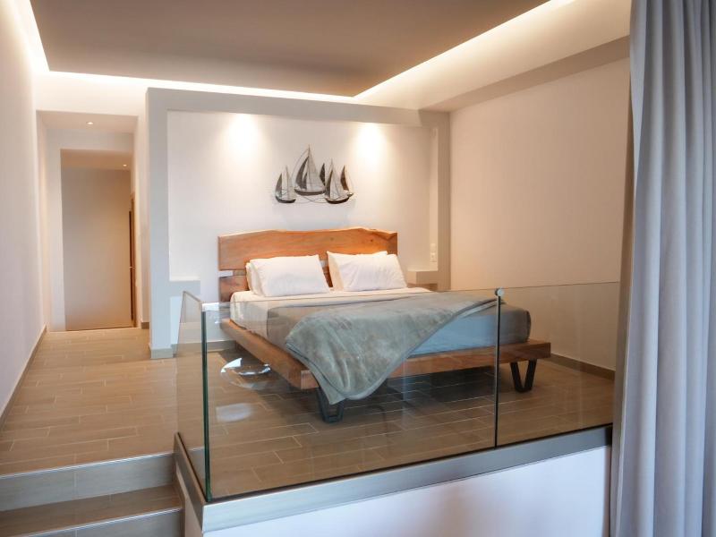 Zeus Throne Suites image