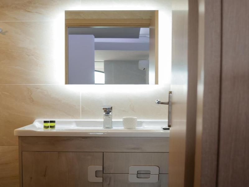 Zeus Throne Suites image