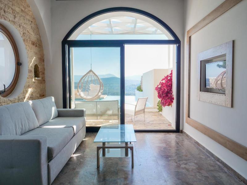 Zeus Throne Suites image