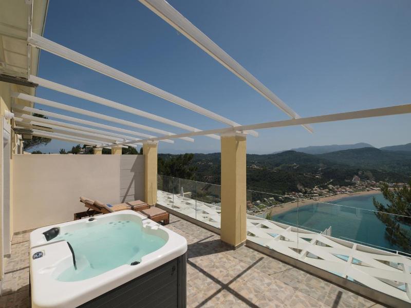 Zeus Throne Suites image